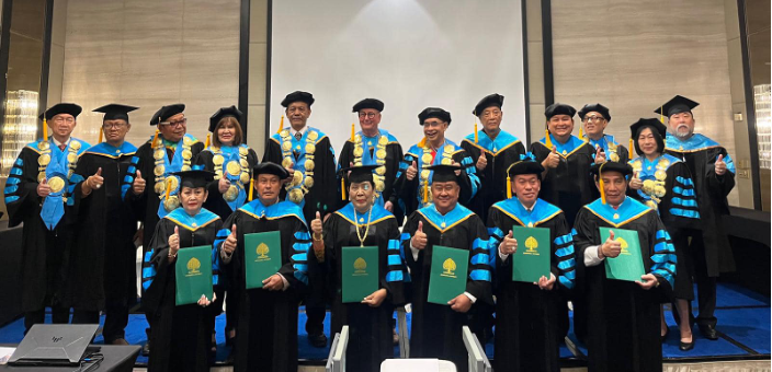 Lễ trao bằng Giáo sư và học vị cho Indonesia, Campuchia và Thái Lan ngày 8 tháng 7 năm 2024 tại Kuala Lumpur, Malaysia.png