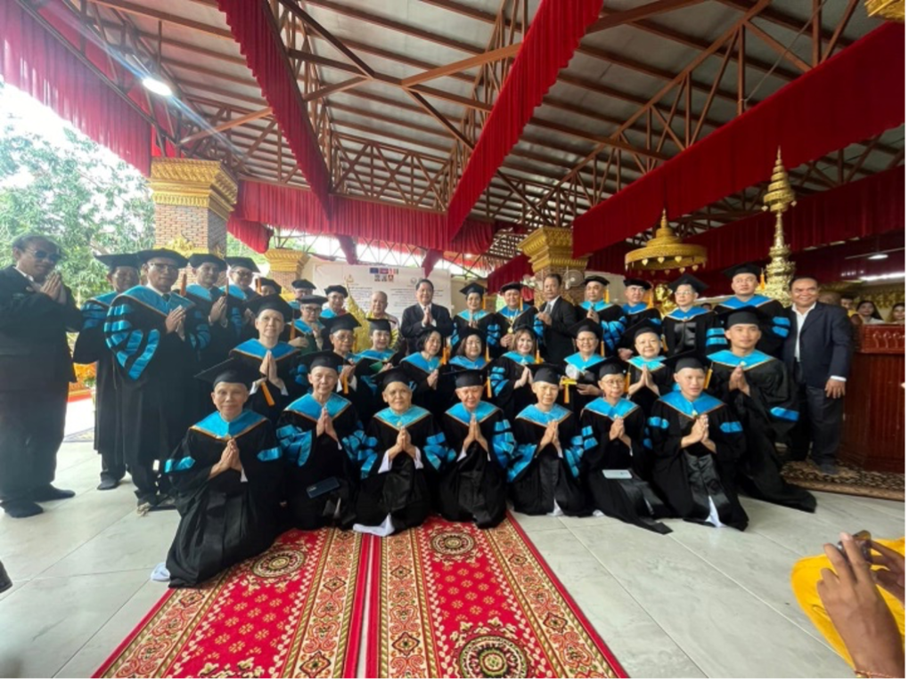 Lễ trao bằng Giáo sư và học vị ngày 21 tháng 6 năm 2024 (Dành cho các nhà sư và Hun Sinart) tại Phnom Penh.png