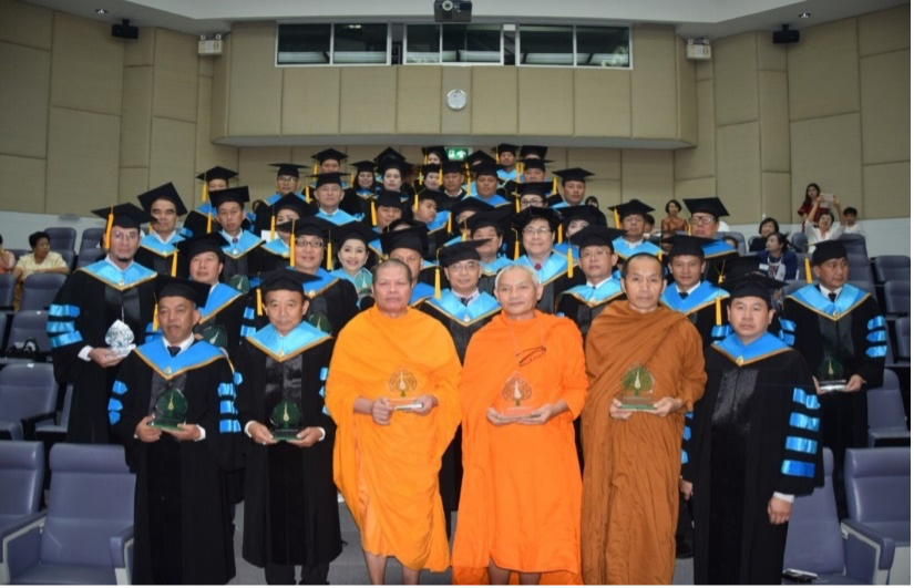 Lễ trao bằng lần thứ tư tại tỉnh Cheingrai, Thái Lan Ngày 26 tháng 5 năm 2018 (Doi Tung).png