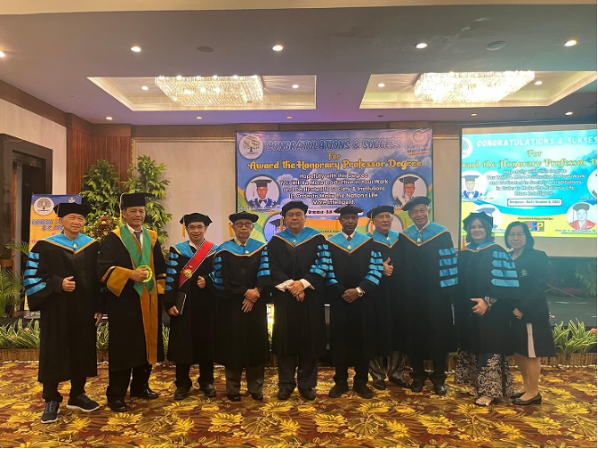 Trao bằng Giáo sư tại Bali Indonesia ngày 8 tháng 10 năm 2023.png