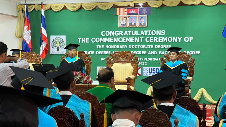 Trao bằng cấp tại Siam Reap Campuchia ngày 28 tháng 5 năm 2022.png