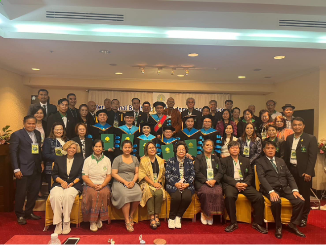 Trao bằng cho các Giáo sư tại Jakarta Indonesia ngày 30 tháng 11 năm 2023.png