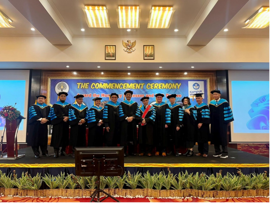 Trao bằng cho các giáo sư tại Bali Indonesia ngày 7 tháng 2 năm 2024.png