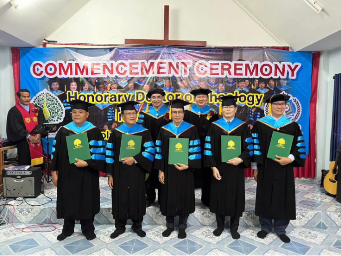 Trao bằng danh dự về linh mục Công giáo ngày 16 tháng 11 năm 2024 tại Cheingmai ở Prov. Thái Lan.png